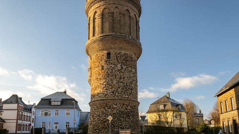 Historischer Wasserturm in Münstermaifeld bei sonnigem Wetter.