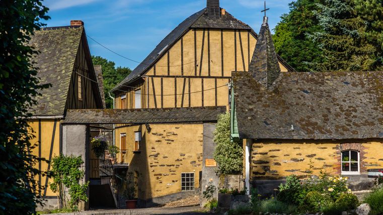 Une localité pittoresque avec des maisons à colombages traditionnelles. Les environs sont verts et idylliques.