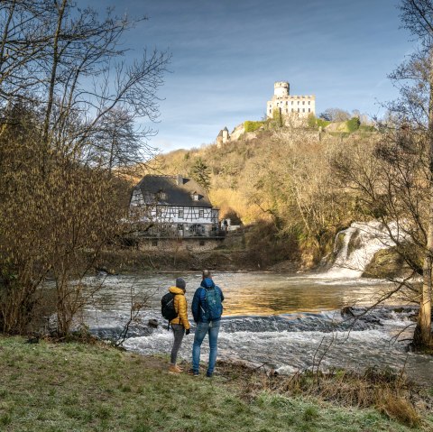 Vue sur l'Elzbach, le moulin de Pyrmont et le château de Pyrmont, © Eifel Tourismus GmbH, D. Ketz