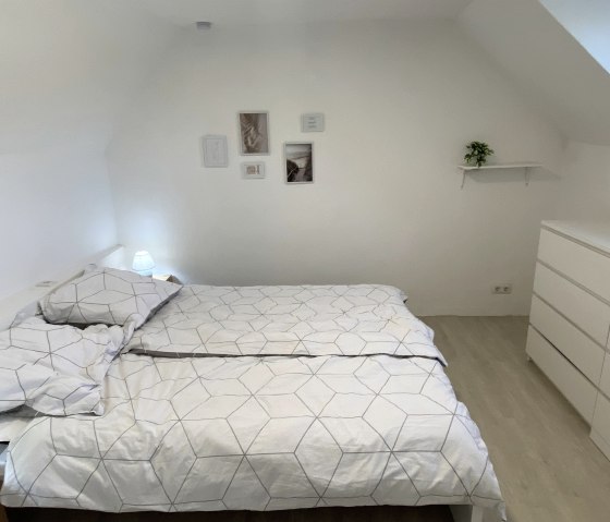Schlafzimmer mit Doppelbett, &copy; Ferienhaus Eifelzeit, Anita Heege