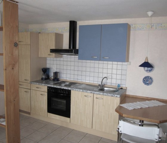 Blick in den Wohnraum mit K&uuml;chenzeile, &copy; Haus Feld