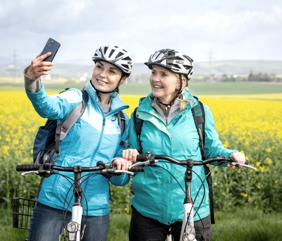 Selfie avec du colza jaune sur la piste cyclable du Maifeld, © Eifel Tourismus GmbH, Dominik Ketz