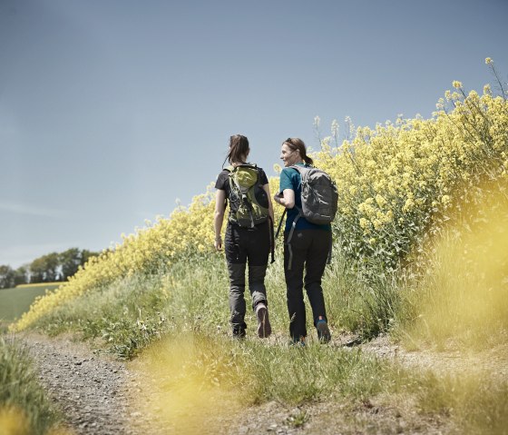Wandern zwischen den goldgelben Rapsfeldern, &copy; Schieferland Kaisersesch, Marco Rothbrust