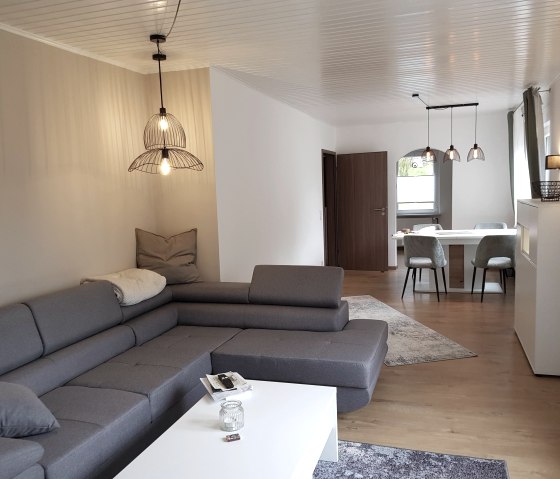 gro&szlig;z&uuml;giger Wohn-/Essbereich, &copy; Ferienwohnung in der Stegwiese