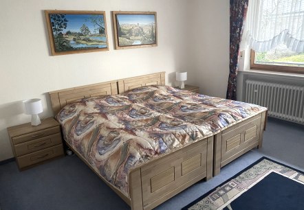 Schlafzimmer mit Kleiderschrank, &copy; Ferienwohnung am schiefen Turm