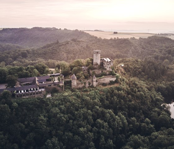Sonnenaufgang an der Burg Pyrmont, © Schieferland Kaisersesch, Marco Rothbrust