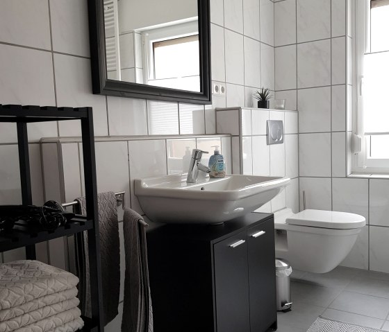 Badezimmer mit Tageslicht, &copy; Ferienwohnung in der Stegwiese