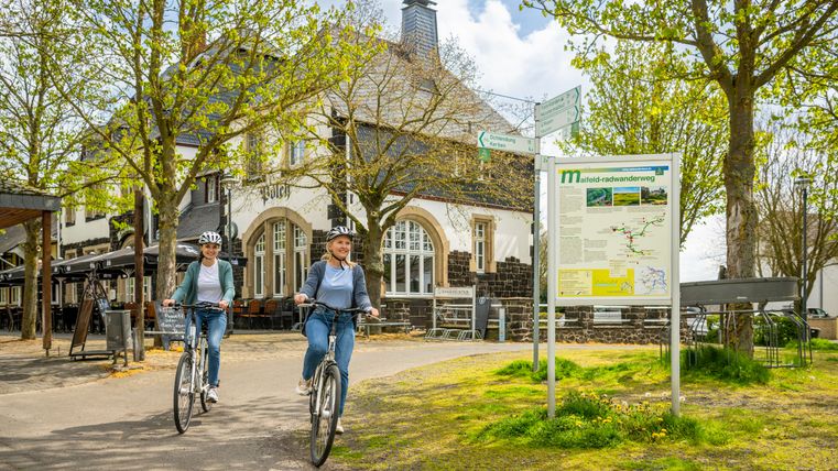 Zwei Radfahrer auf dem Maifeld-Radwanderweg am Bahnhof Polch.