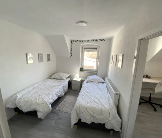 Schlafzimmer mit zwei Einzelbetten, &copy; Ferienhaus Eifelzeit, Anita Heege