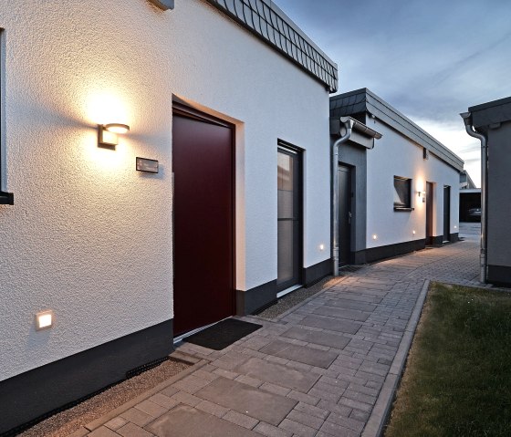 Toegang tot de twee vakantiewoningen, © Ferienhäuser Brieden