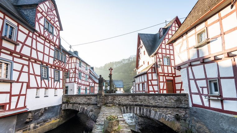 Fachwerkhäuser und Brücke in Monreal, Deutschland.