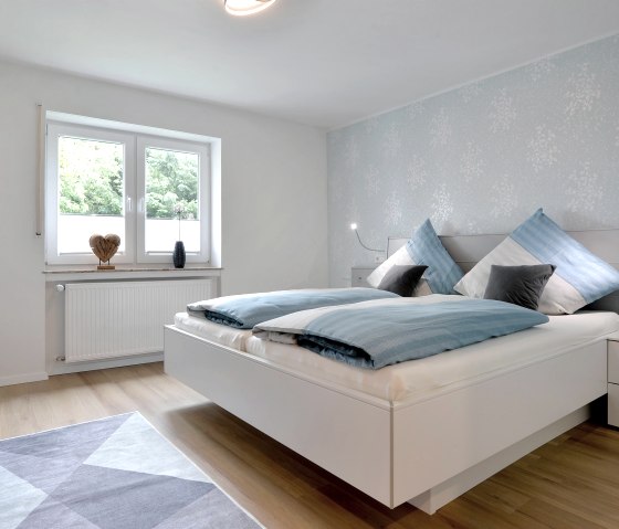 Schlafzimmer Ferienwohnung 1, &copy; Christoph Gerhartz/Kleine Eifel Auszeit