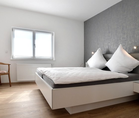 Schlafzimmer Ferienwohnung 2, &copy; Ferienwohnungen AmAller-liebsten