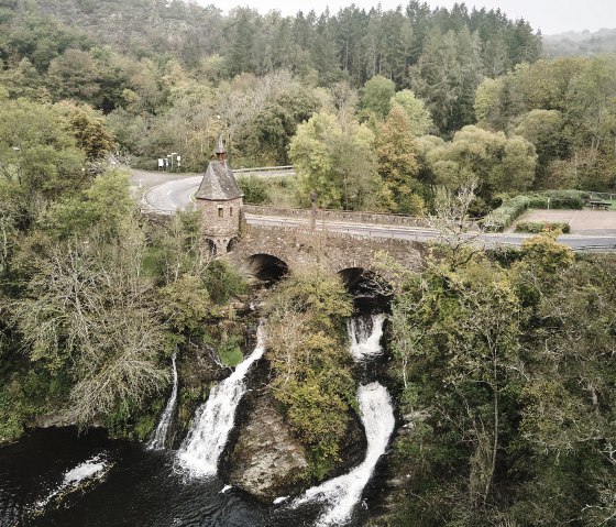 Beeindruckende Naturkulisse - der Wasserfall an der Pyrmonter M&uuml;hle., &copy; Touristik-B&uuml;ro Schieferland Kaisersesch, Marco Rothbrust