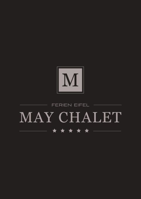 Ein elegantes Design für das Ferienhaus "May Chalet" in der Eifel. Es zeigt stilvolle Schriftzüge auf schwarzem Hintergrund.