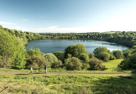 Wanderer am Weinfelder Maar, &copy; Eifel Tourismus GmbH, D. Ketz