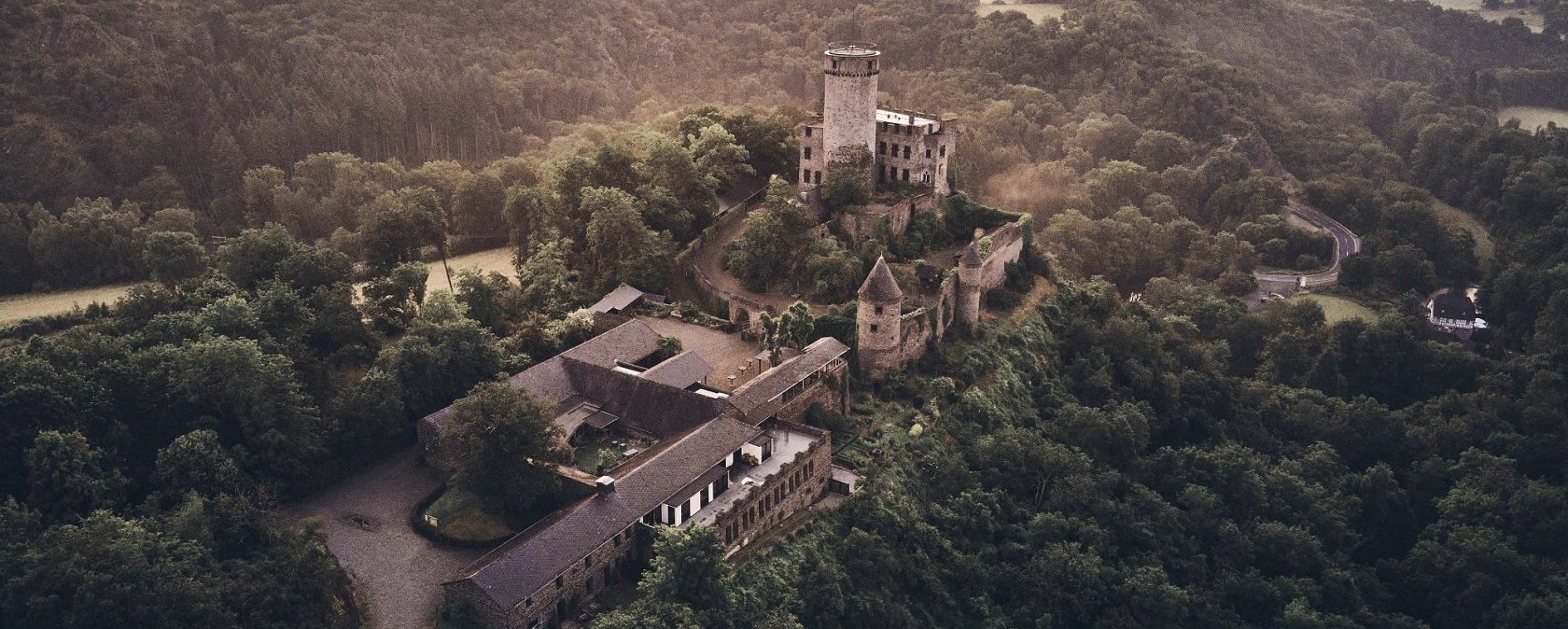 Sonnenaufgangsstimmung an der Burg Pyrmont, © Schieferland Kaisersesch