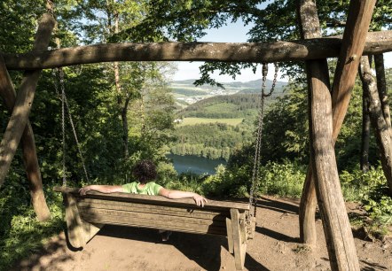 Schaukel mit Ausblick auf Gemündener Maar, © Eifel Tourismus GmbH, D. Ketz