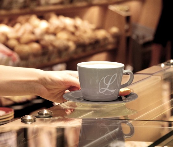 Kaffeetasse an der Theke, © Die Lohner's