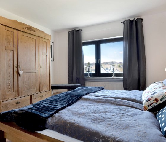 Gem&uuml;tliches Schlafzimmer, &copy; Ferienwohnung zum R&ouml;merturm/ Christoph Gerhartz