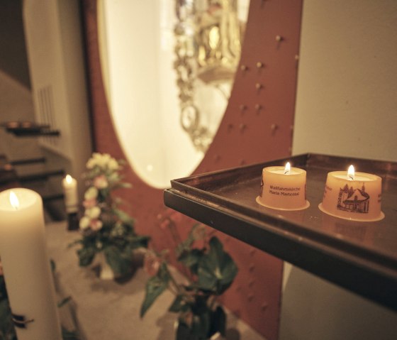 Kerze anzünden in der Wallfahrtskirche, © Schieferland Kaisersesch, Marco Rothbrust