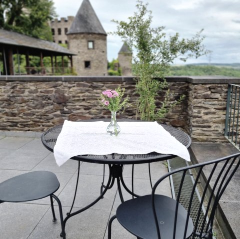 Sonnenterrasse mit Blick auf spektakuläre Kulisse, © Pascal Abel