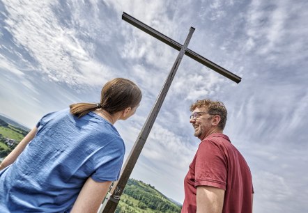 Gipfelkreuz am Schalkenmehrener Maar, © Rheinland-Pfalz Tourismus / Florian Trykowski