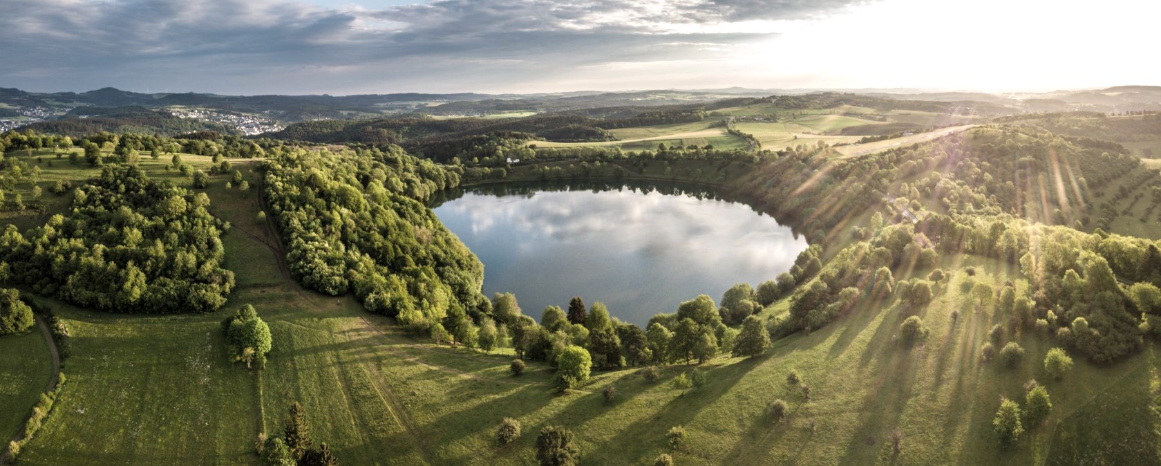 Sonnenaufgang am Weinfelder Maar, &copy; Eifel Tourismus GmbH, D. Ketz