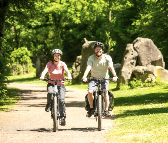 Der Vulkanpark-Radweg f&uuml;hrt durch den Nettepark mit Skulpturen, &copy; Eifel Tourismus GmbH, Dominik Ketz