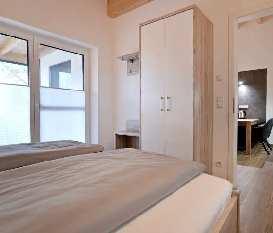 Blick aus Schlafzimmer in Wohnbereich, &copy; Ferienh&auml;user Brieden