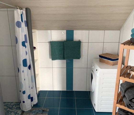 Badezimmer mit Waschmaschine, &copy; Ferienwohnung ,,Auf der Heg"