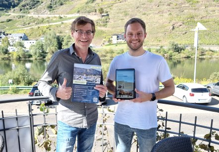 Harald Andre (Hotel Filla Andre) und Alexander G&ouml;rgen (Kreiswerke Cochem-Zell) pr&auml;sentieren den Flyer und die digitale Brosch&uuml;re zur (R)AUSZEIT , &copy; Kreiswerke Cochem-Zell