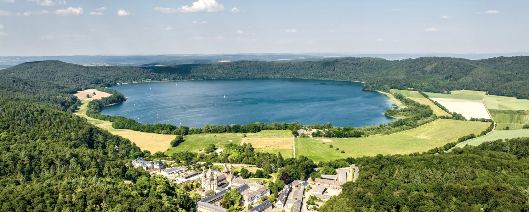 Laacher See mit Abtei Maria Laach, &copy; Eifel Tourismus GmbH, Dominik Ketz