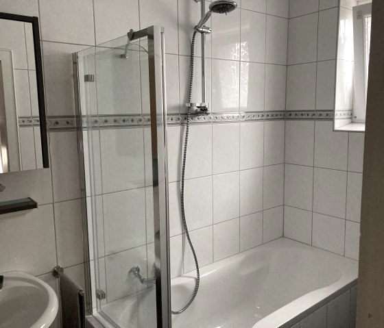 Bad mit Dusche, &copy; Ferienhaus Sesterhenn