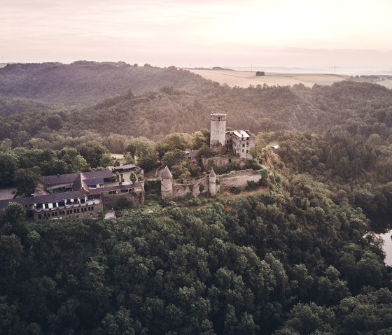 Sonnenaufgang an der Burg Pyrmont, &copy; Schieferland Kaisersesch, Marco Rothbrust