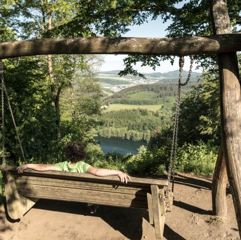 Schaukel mit Ausblick auf Gemündener Maar, © Eifel Tourismus GmbH, D. Ketz