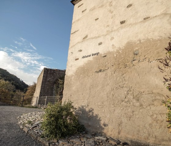 der Weg an dicken Schloss Mauern vorbei..., &copy; Foto: Laura Rinneburger, Quelle: Touristik-B&uuml;ro Vordereifel