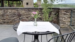 Sonnenterrasse mit Blick auf spektakuläre Kulisse, © Pascal Abel