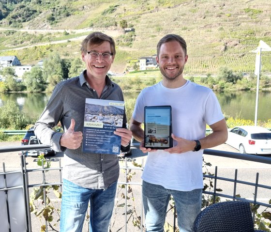 Harald Andre (Hotel Filla Andre) und Alexander G&ouml;rgen (Kreiswerke Cochem-Zell) pr&auml;sentieren den Flyer und die digitale Brosch&uuml;re zur (R)AUSZEIT , &copy; Kreiswerke Cochem-Zell