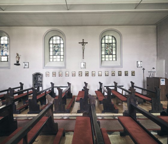 Bilderreihe des Kreuzwegs in der Kapelle, © Schieferland Kaisersesch, Marco Rothbrust
