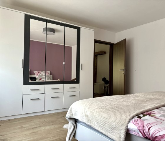 ger&auml;umiges Schlafzimmes, &copy; Ferienwohnung in der Stegwiese