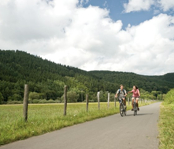 Cycling to Pyrmont Castle, © Eifel Tourismus GmbH / D. Ketz