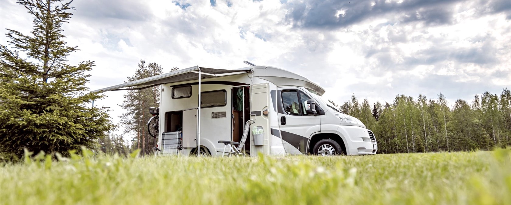 Stellpl&auml;tze im Schieferland, &copy; Andrey Armyagov &ndash; stock.adobe.com