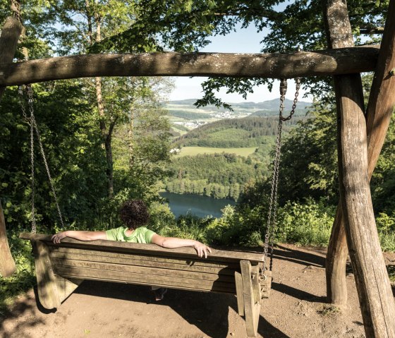 Schaukel mit Ausblick auf Gem&uuml;ndener Maar, &copy; Eifel Tourismus GmbH, D. Ketz