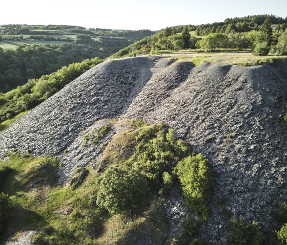 Blick über die Schieferhügel im Kaulenbachtal, © Schieferland Kaisersesch, Marco Rothbrust