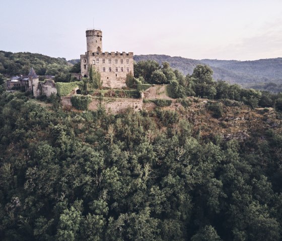Hoch oben thront die mittelalterliche Burg Pyrmont., &copy; Touristik-B&uuml;ro Schieferland Kaisersesch, Marco Rothbrust